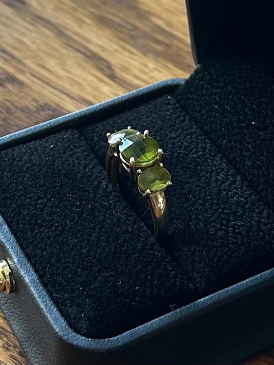 Vintage Solid 10K Yellow Gold & Faceted Green Peridot Ring US Size 6 3/4