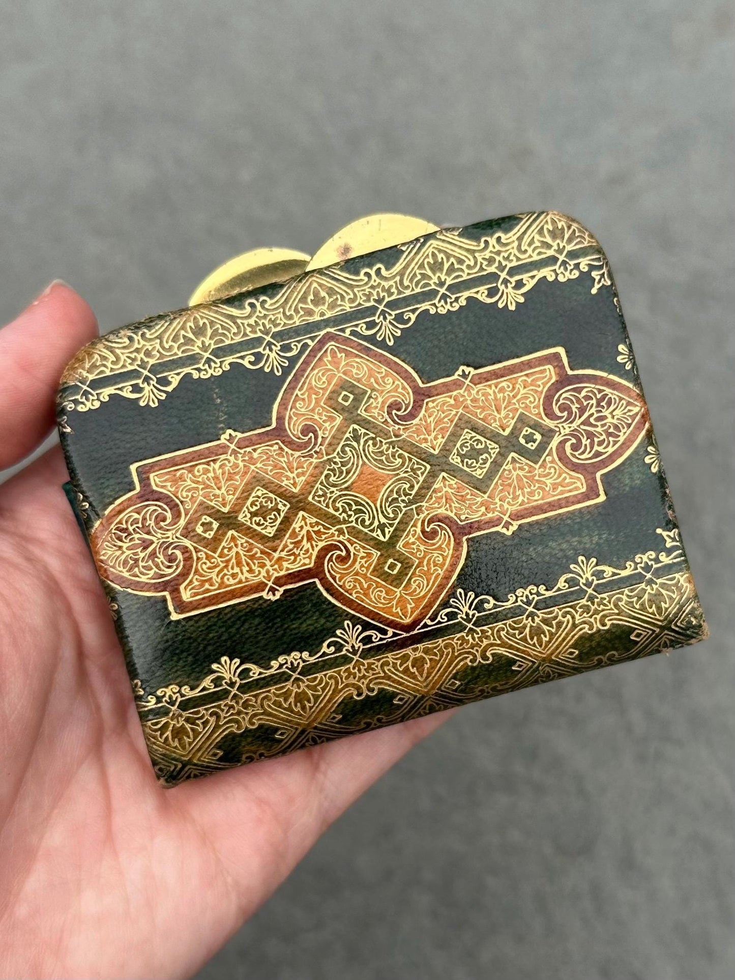 1940s 1950s Florentine Gold Embossed Green Italian Genuine Leather Coin Purse