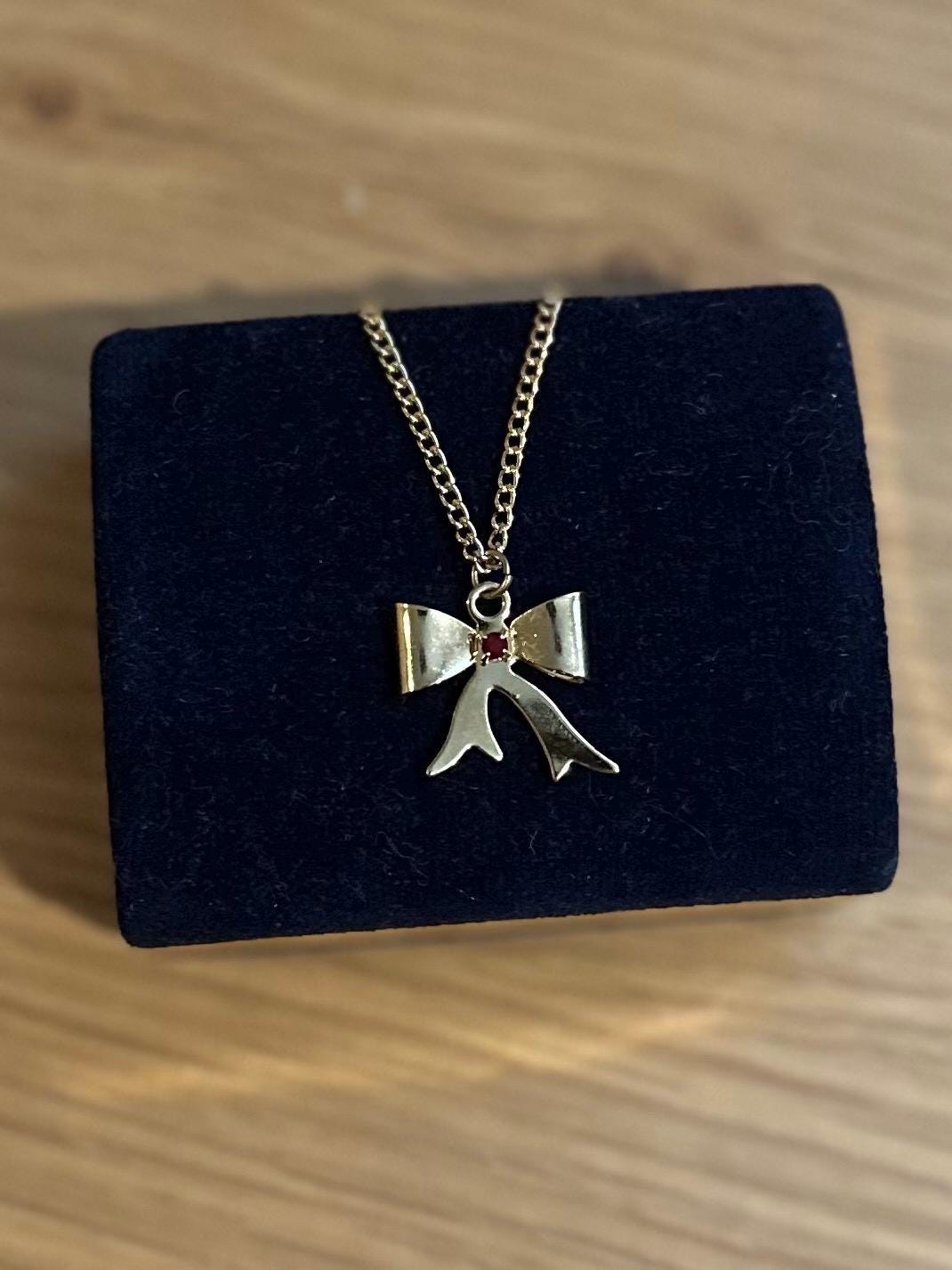 Vintage Gold Tone Bow Pendant Necklace Ruby Red Rhinestone 17.75”