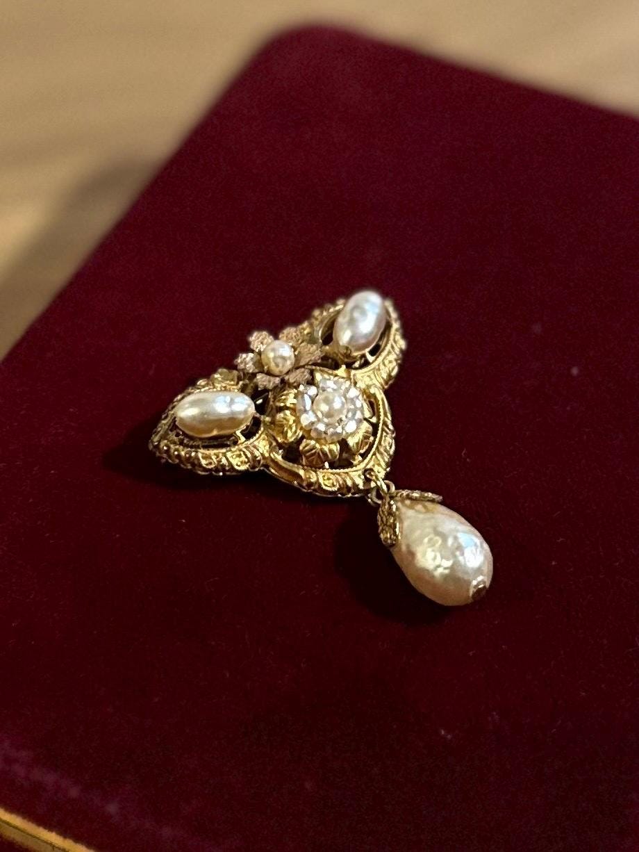 Vintage Signed MIRIAM HASKELL Ornate Gold Tone Faux Baroque Pearl Teardrop Dangle Brooch