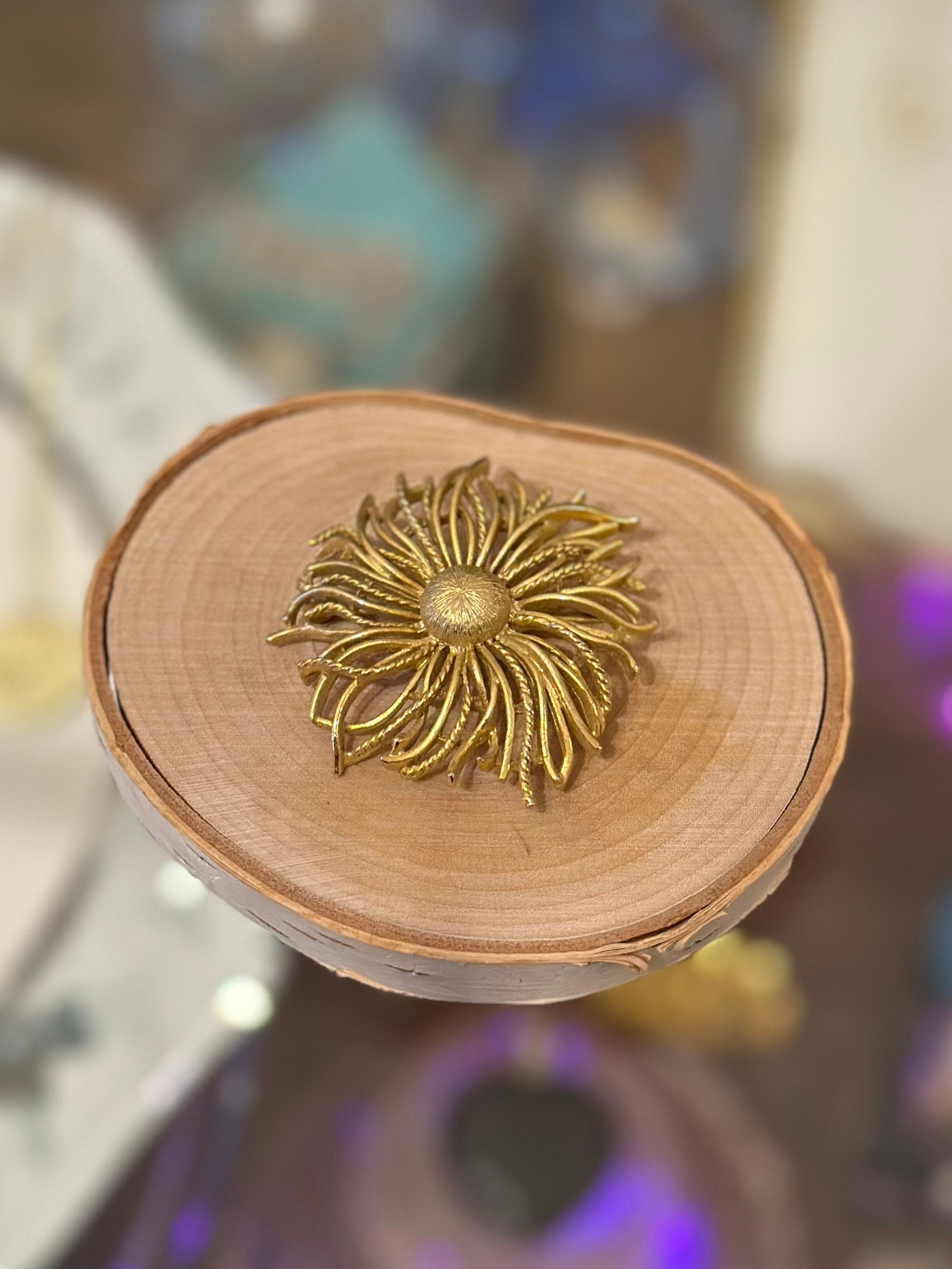 Vintage Signed LISNER Gold Tone Floral Flower Brooch Pin