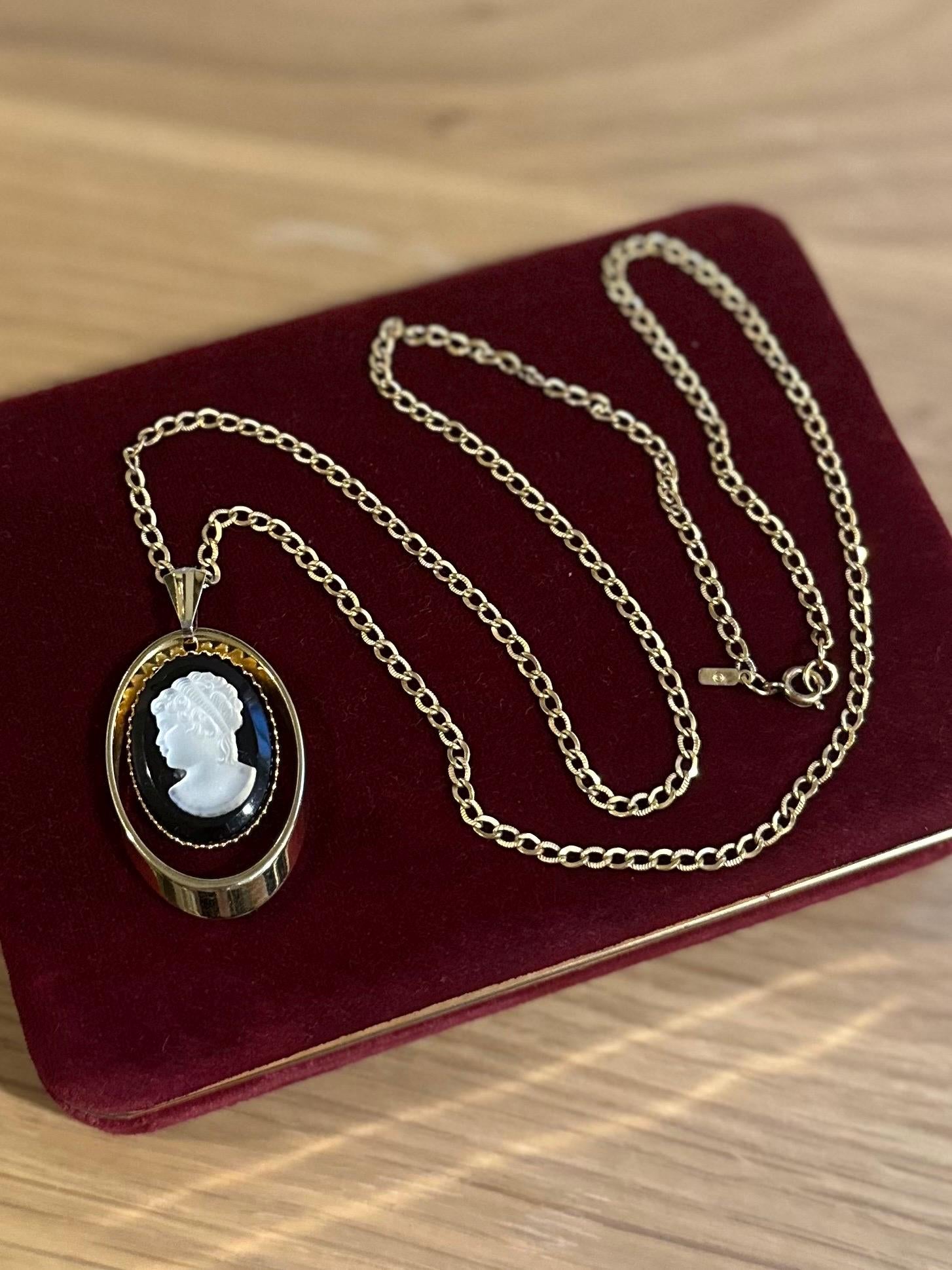 Vintage Gold Tone Black & Translucent White Oval Cameo Pendant Necklace Long 23.75”