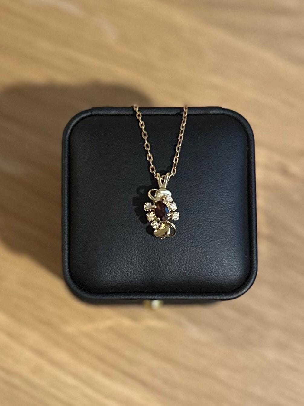 Vintage 1980s Gold Tone Faux Garnet & Rhinestone Swirl Pendant Necklace 15.75”