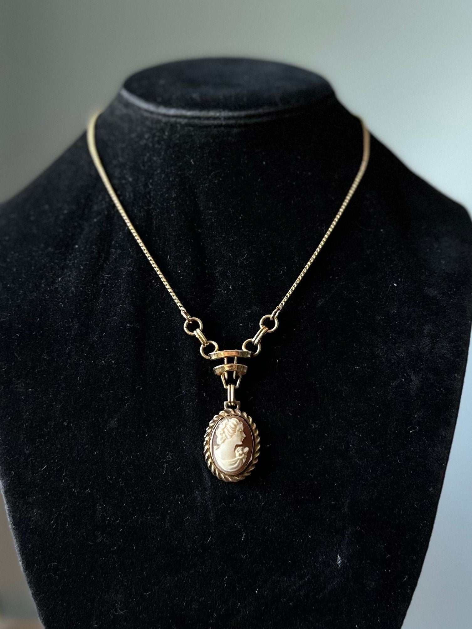 Vintage 1950s Signed CC Curtis Creations Curtman Co. 1/20 12k GF Gold Filled Pink Resin Cameo Pendant Necklace 15.5”