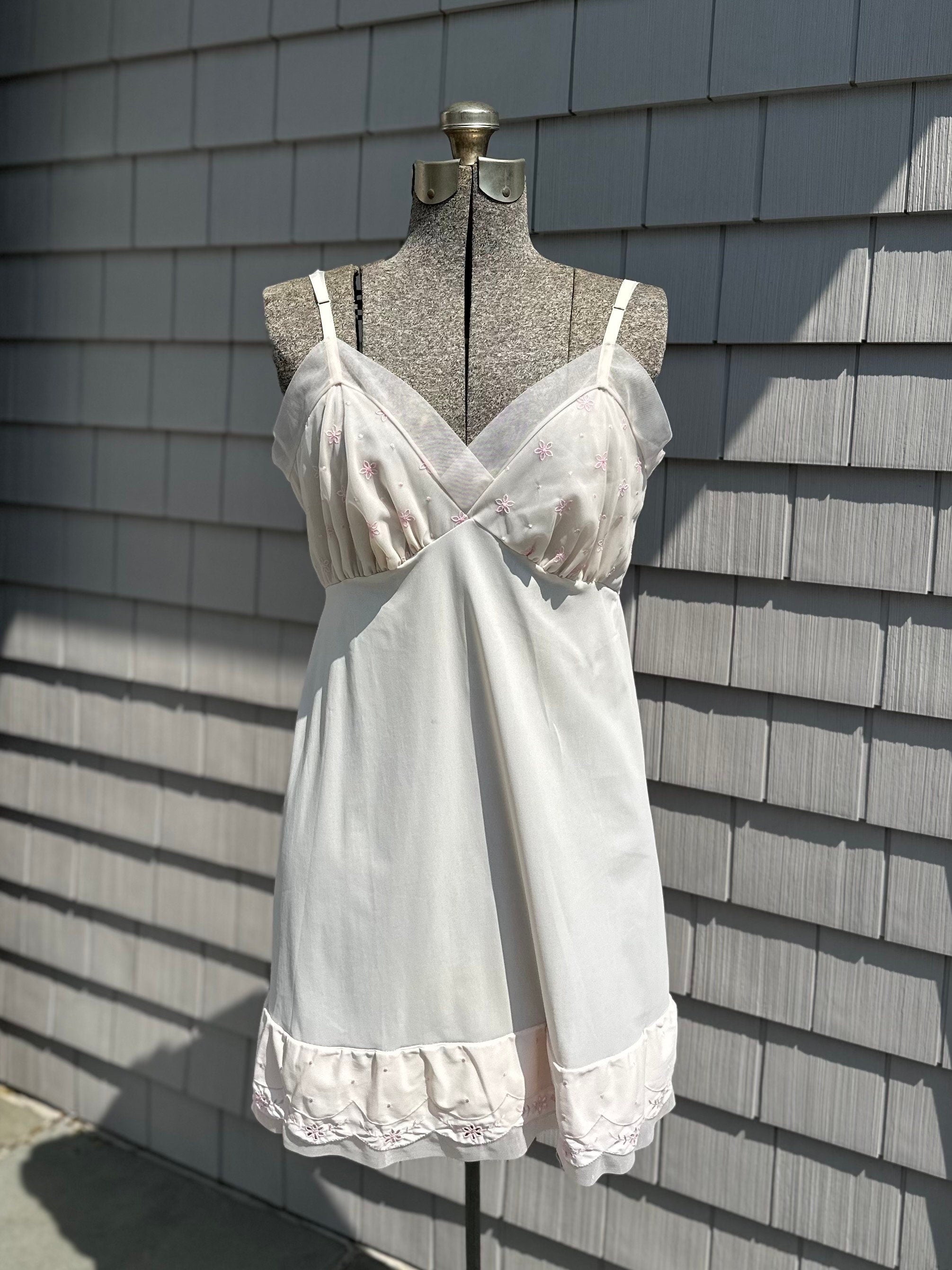 Vintage Van Raalte Pale Pink Suavette Nylon Slip Dress Floral Embroidery Bodice & Trim Size 38 Midcentury