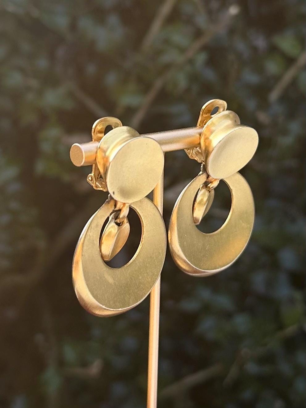 Vintage 1980s Signed CLARA STUDIO INC Brushed Gold Tone Door Knocker Circle Dangle Clip-On Earrings