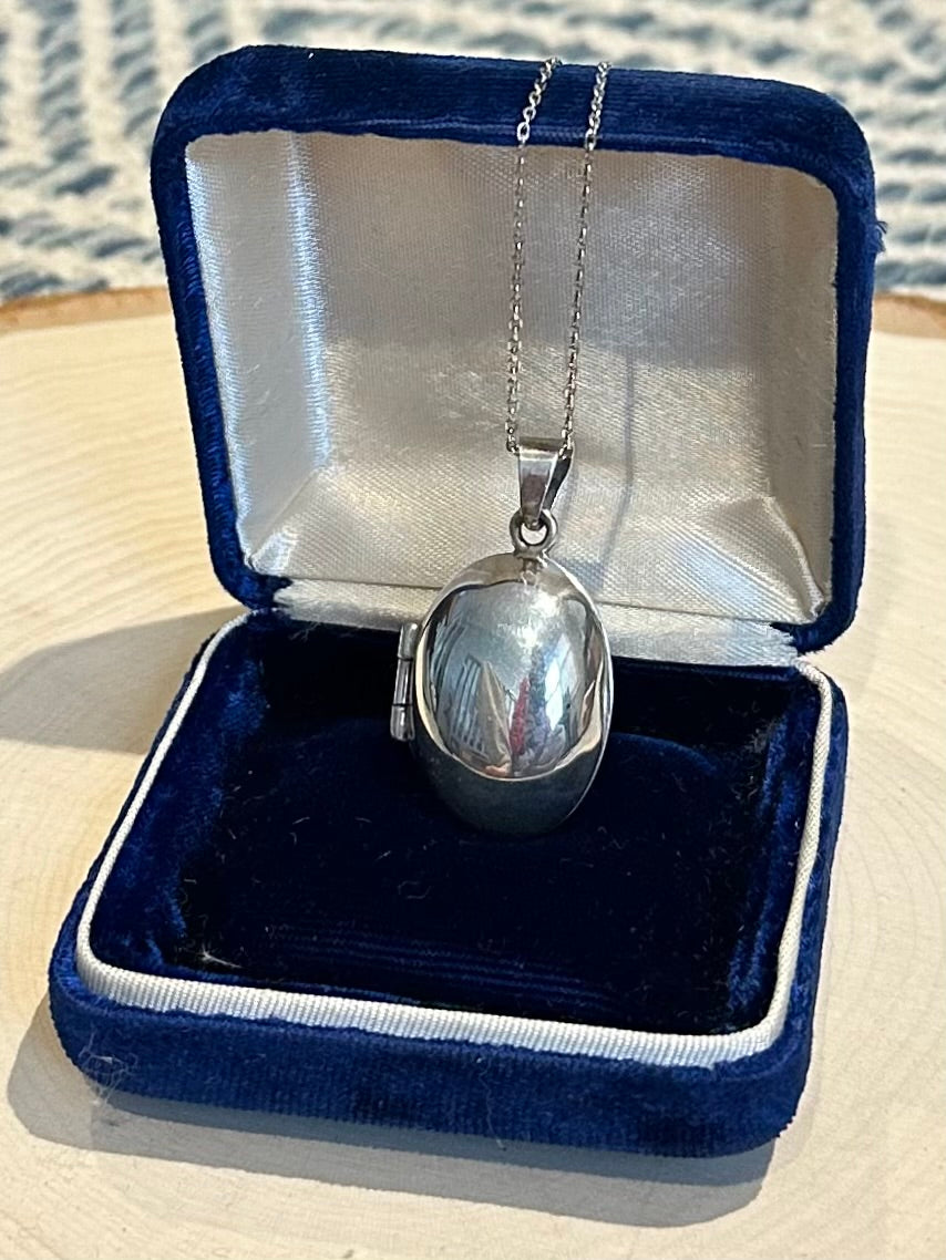 Vintage Signed Taxco TT-44 Mexico Sterling Silver Puffy Oval Locket Pendant Necklace