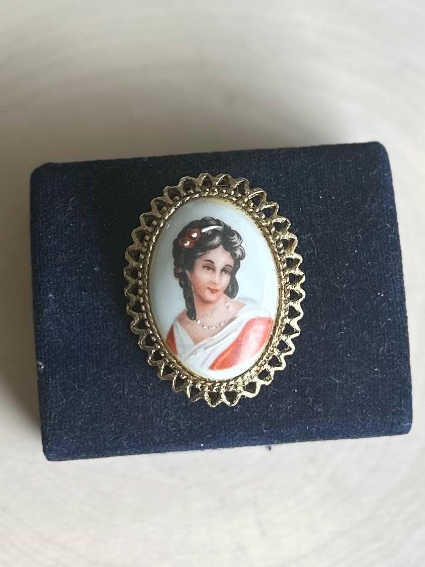 Vintage Signed LIMOGES FRANCE Painted Porcelain Portrait of a Lady Oval Gold Tone Brooch