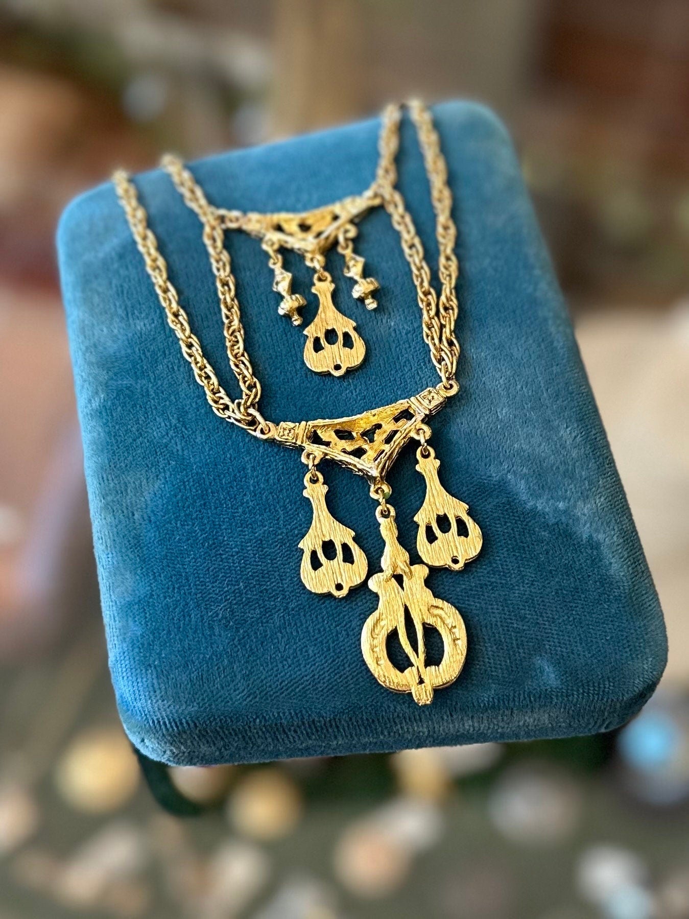 Vintage 1960s Unsigned KRAMER Gold Tone Etruscan Revival Enamel Pendant Statement Necklace 15.5" RARE NWT