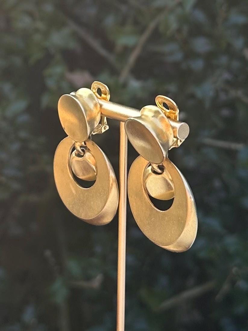 Vintage 1980s Signed CLARA STUDIO INC Brushed Gold Tone Door Knocker Circle Dangle Clip-On Earrings