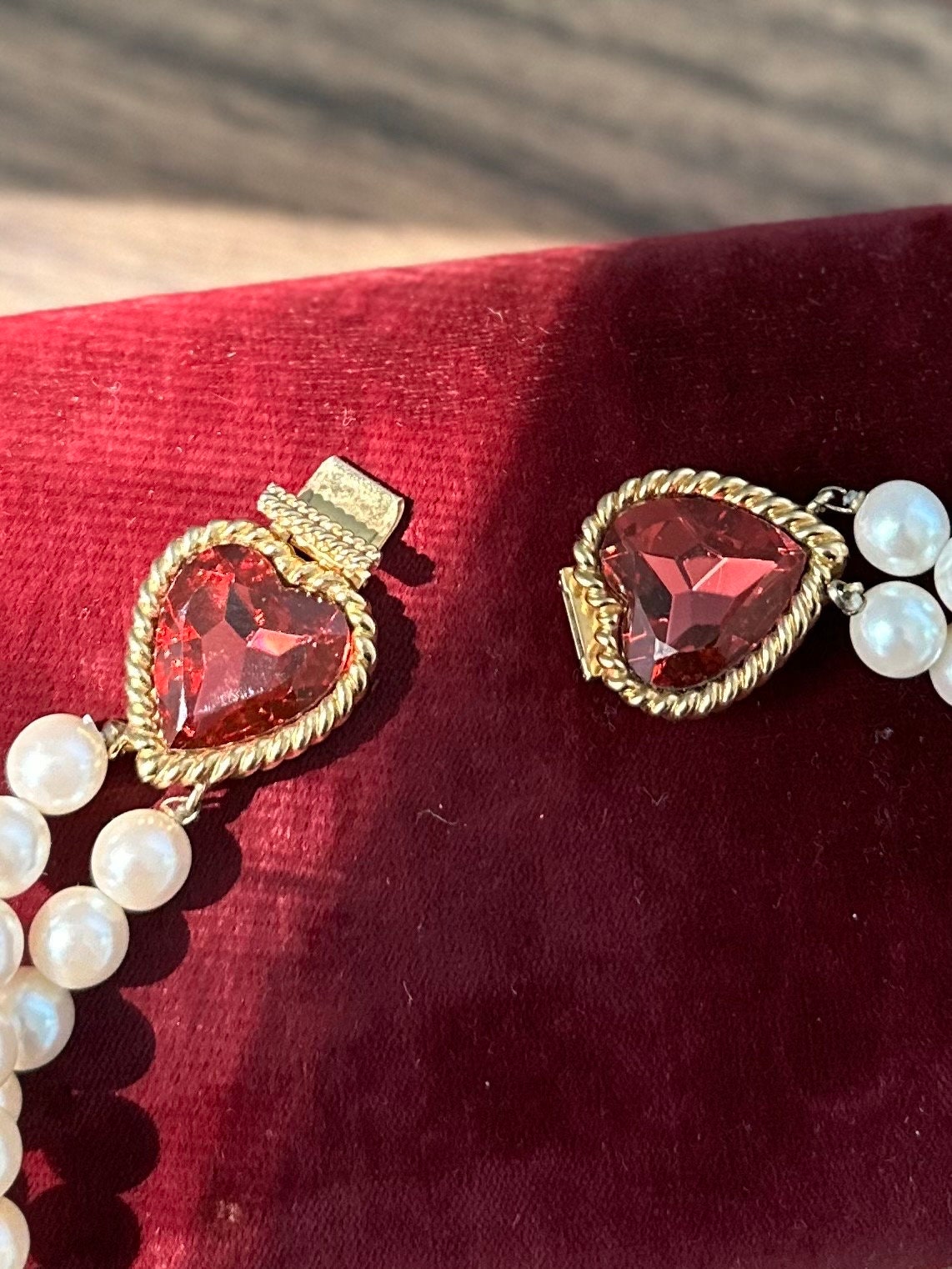 Vintage Signed Hutton Wilkinson Gold Tone & Red Pink Heart Stone Two Strand Faux Pearl Necklace 17.75”