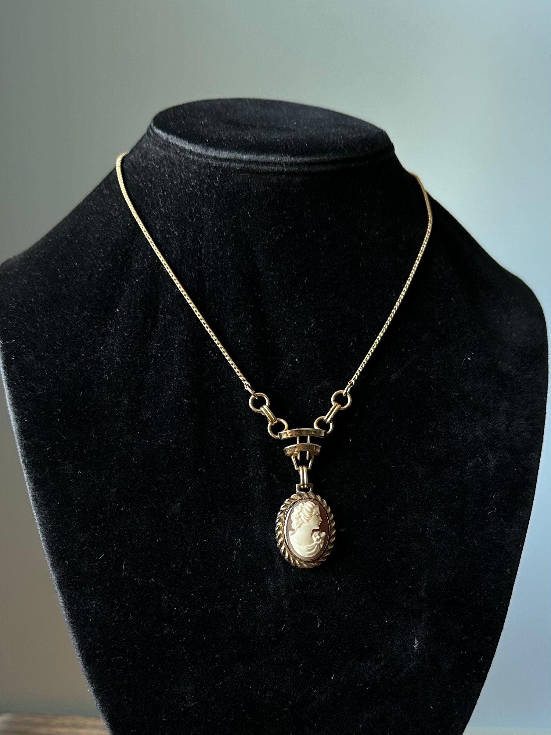 Vintage 1950s Signed CC Curtis Creations Curtman Co. 1/20 12k GF Gold Filled Pink Resin Cameo Pendant Necklace 15.5”