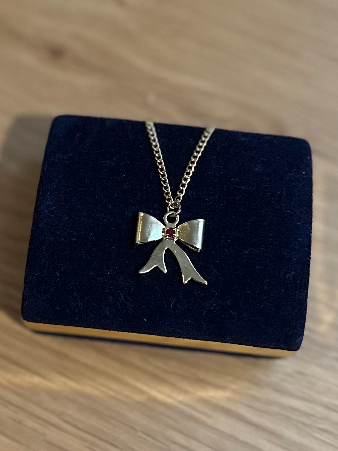 Vintage Gold Tone Bow Pendant Necklace Ruby Red Rhinestone 17.75”