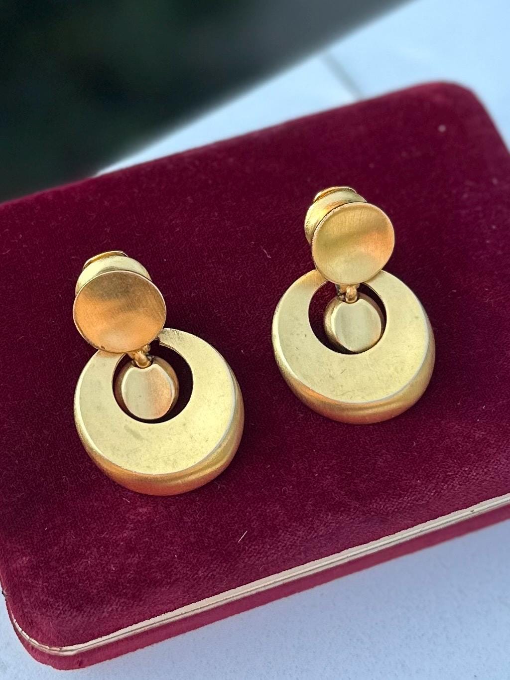 Vintage 1980s Signed CLARA STUDIO INC Brushed Gold Tone Door Knocker Circle Dangle Clip-On Earrings