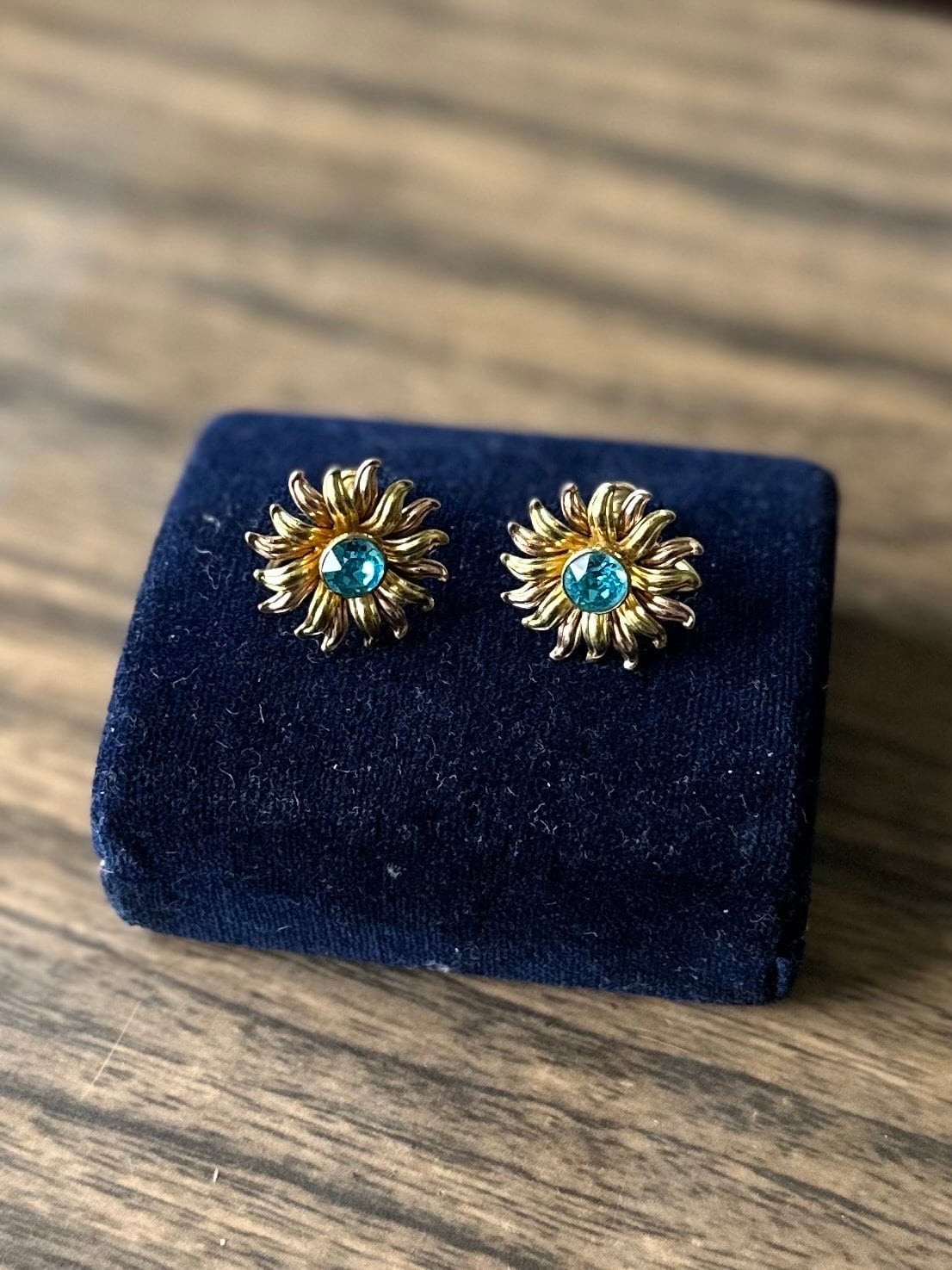 Vintage 1940s Signed Van Dell 1/20 12k GF Yellow & Rose Gold Filled Two Tone Floral Blue Stone Screw-back Earrings