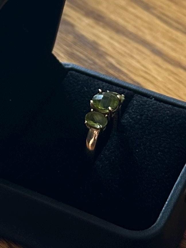 Vintage Solid 10K Yellow Gold & Faceted Green Peridot Ring US Size 6 3/4