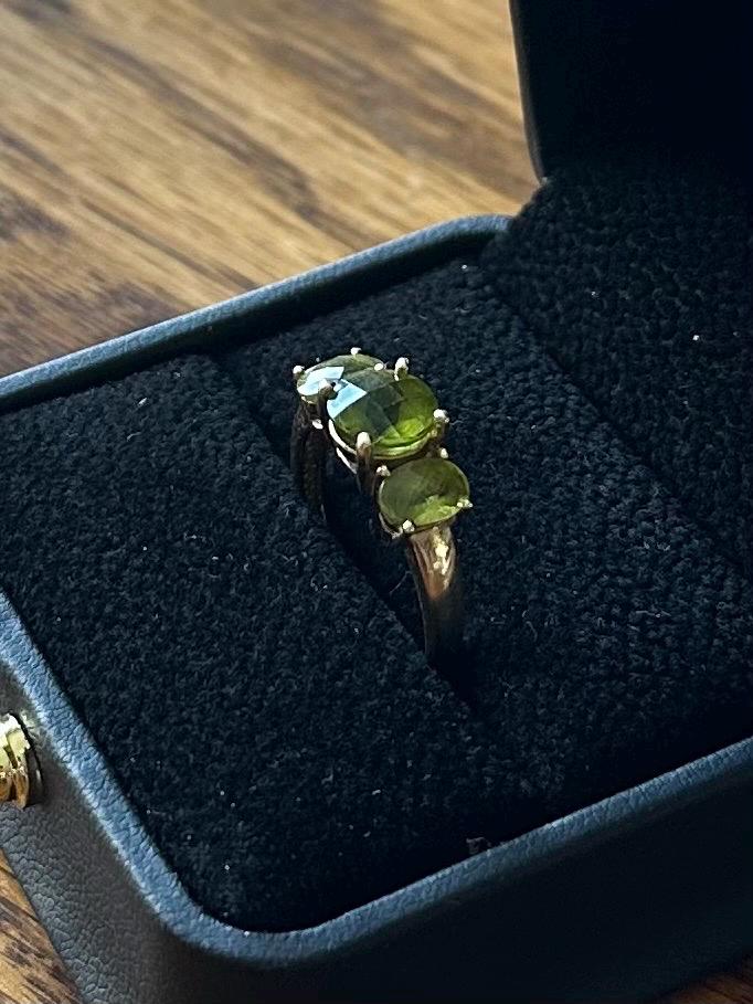 Vintage Solid 10K Yellow Gold & Faceted Green Peridot Ring US Size 6 3/4