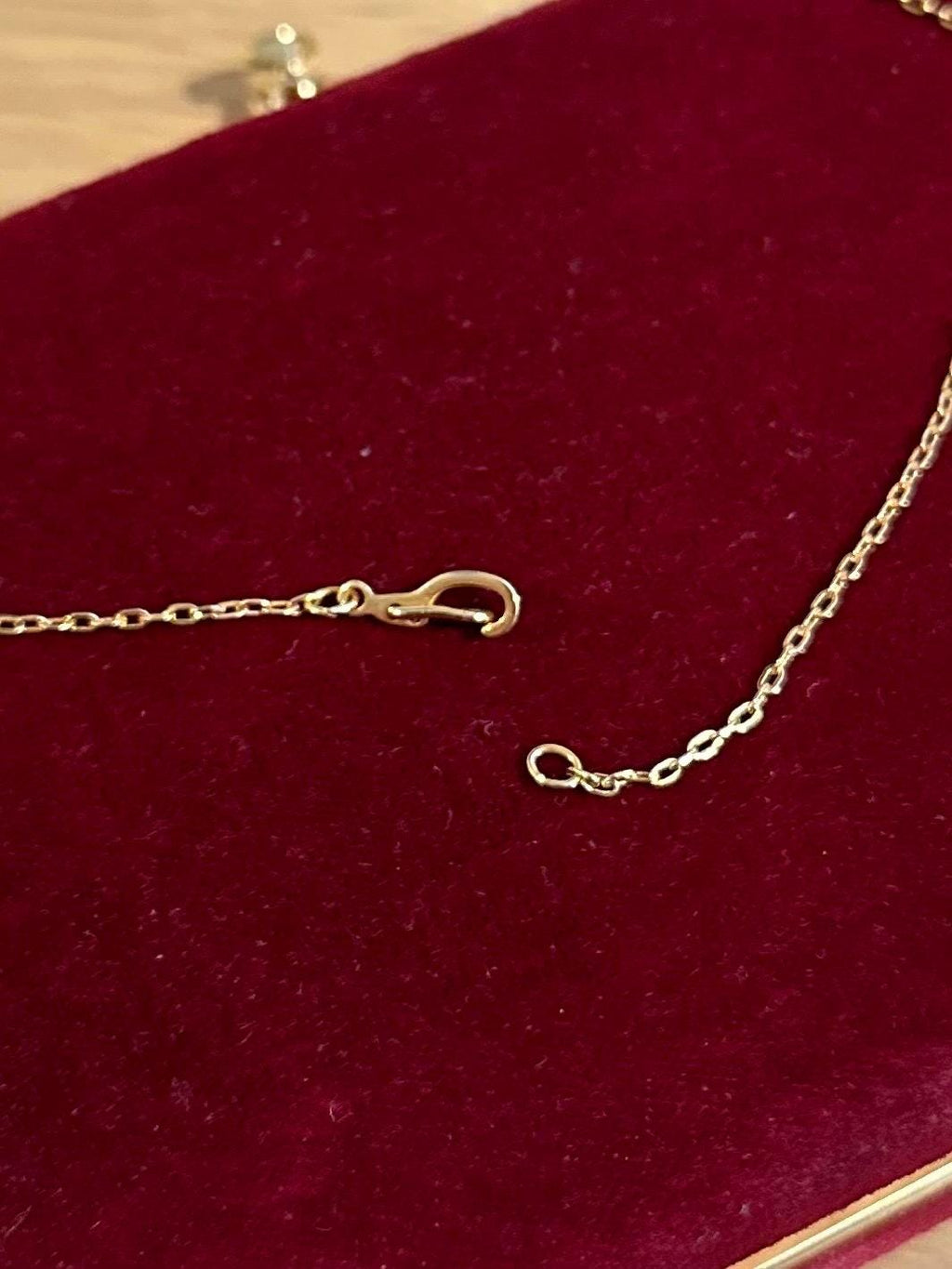 Vintage 1980s Gold Tone Faux Garnet & Rhinestone Swirl Pendant Necklace 15.75”