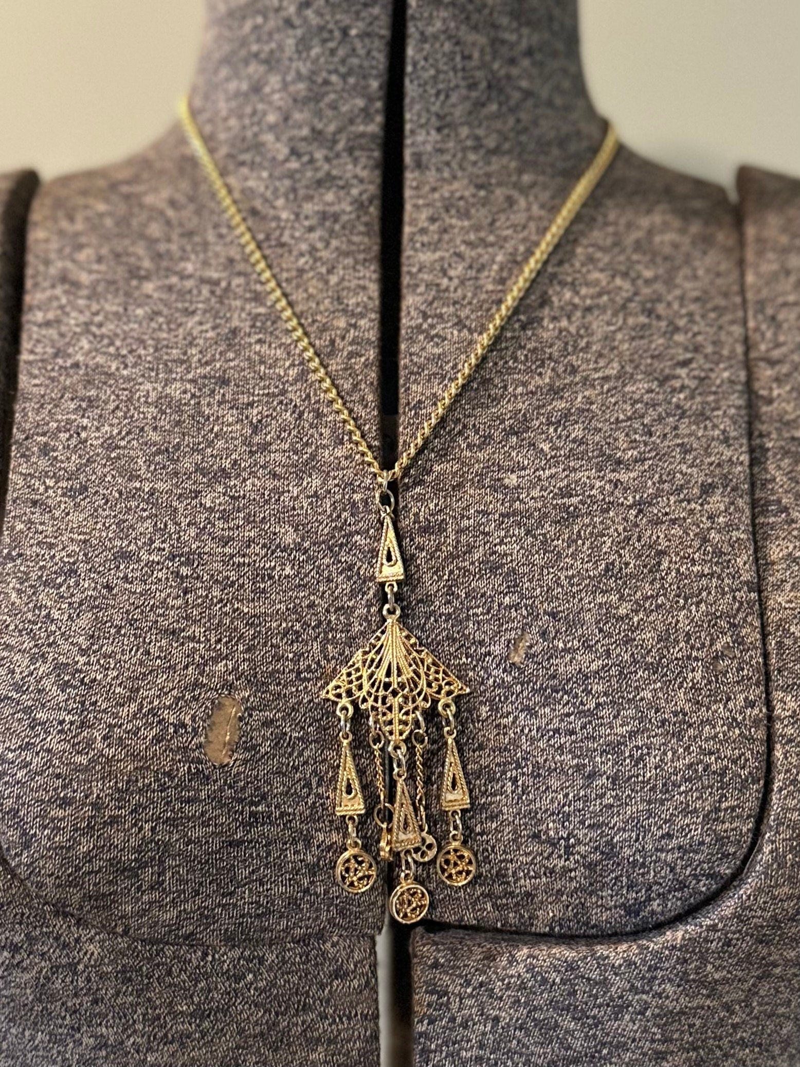 Vintage Art Deco Inspired Gold Tone Chandelier Filigree Pendant Necklace