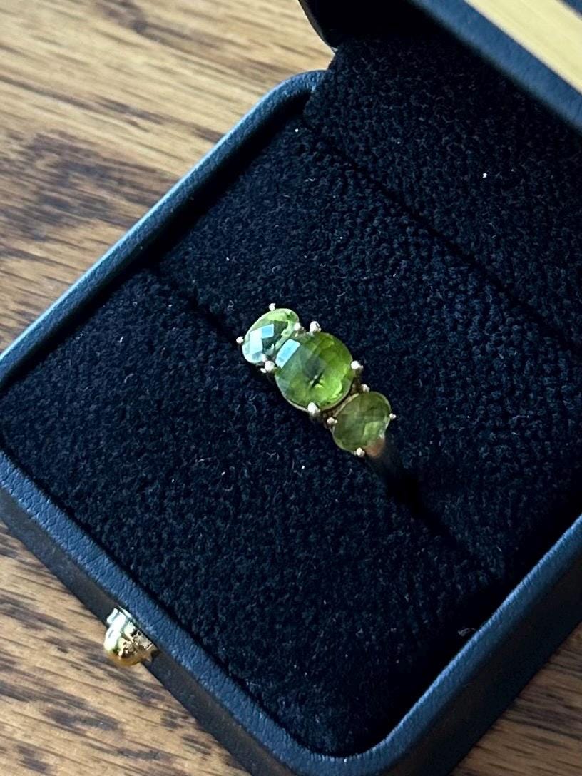 Vintage Solid 10K Yellow Gold & Faceted Green Peridot Ring US Size 6 3/4