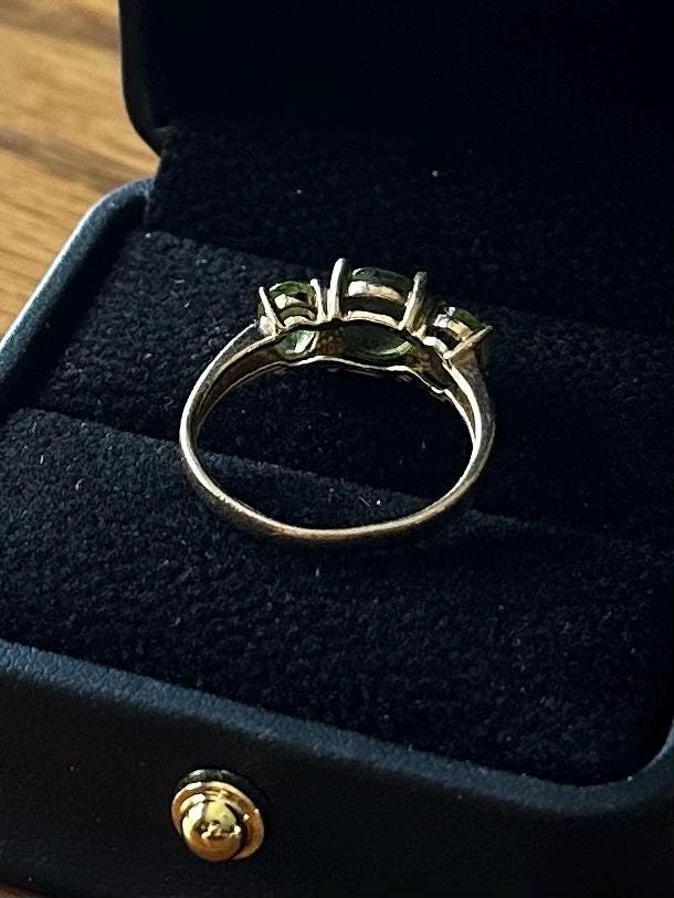 Vintage Solid 10K Yellow Gold & Faceted Green Peridot Ring US Size 6 3/4