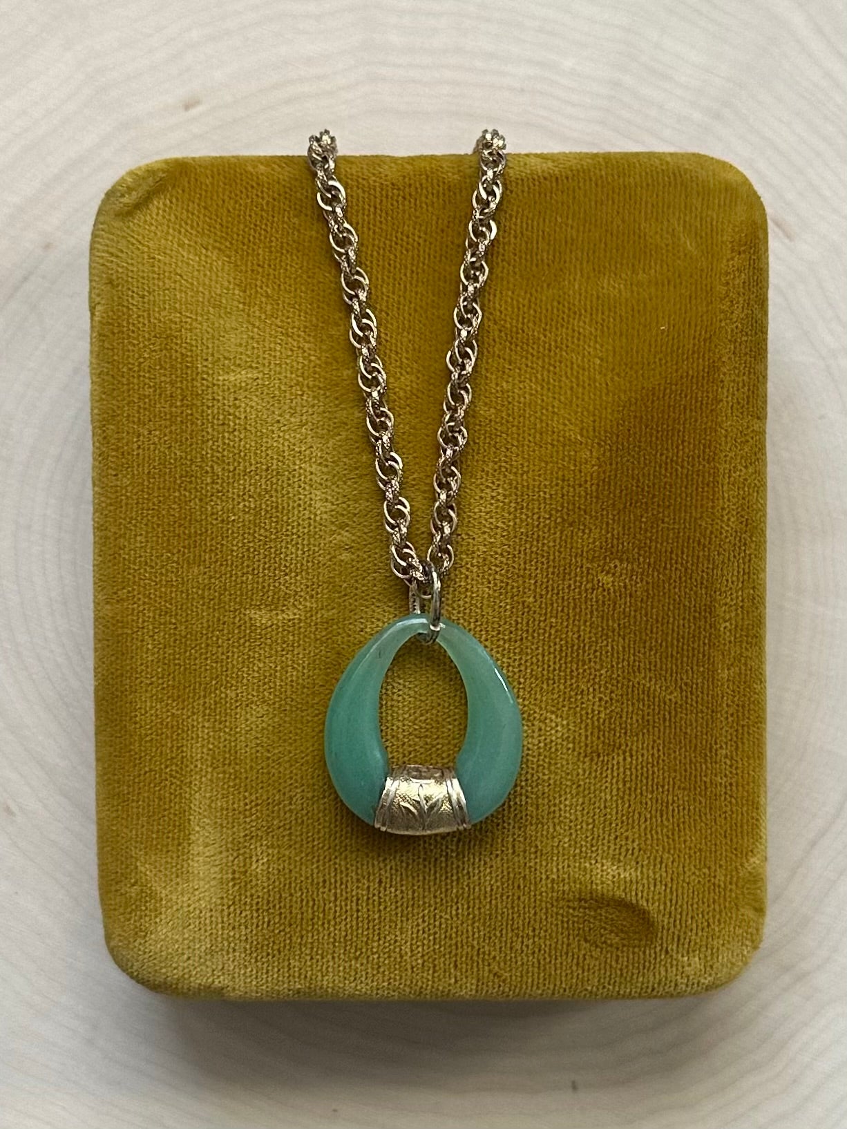 Vintage 1/20 12K Gold Filled Genuine Jade Pendant Necklace Textured Link Chain