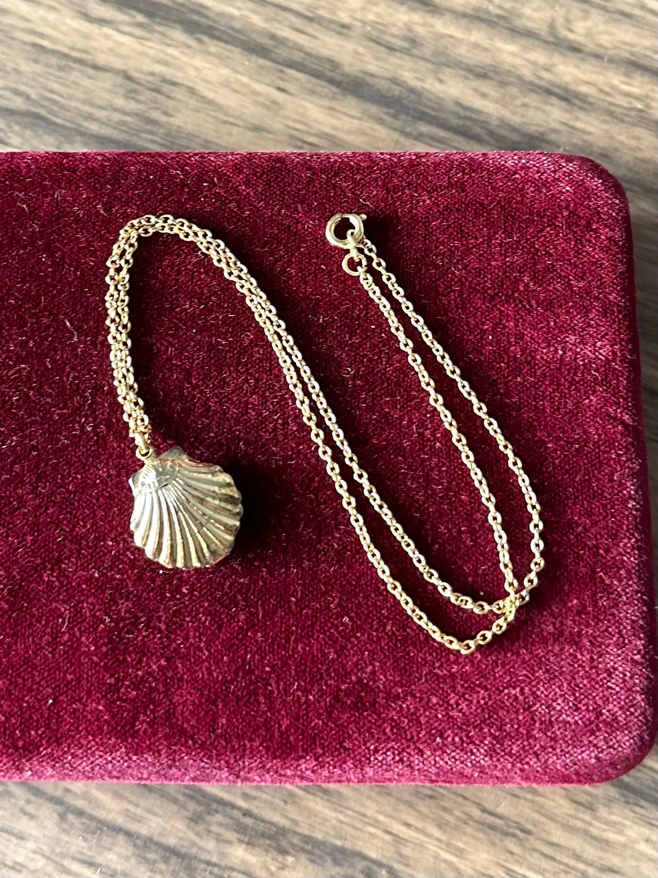 Vintage Gold Tone & Purple Floral Enamel Orange Clamshell Pendant Necklace 15.75”
