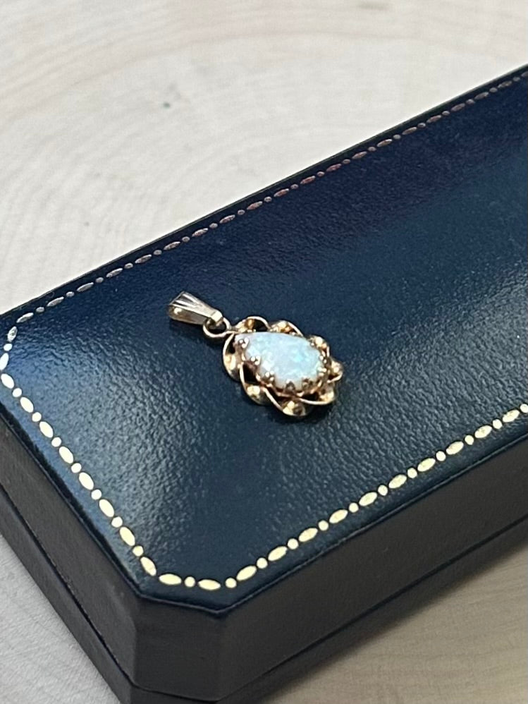 Vintage 14k Yellow Gold & Genuine Opal Cabochon Teardrop Pendant