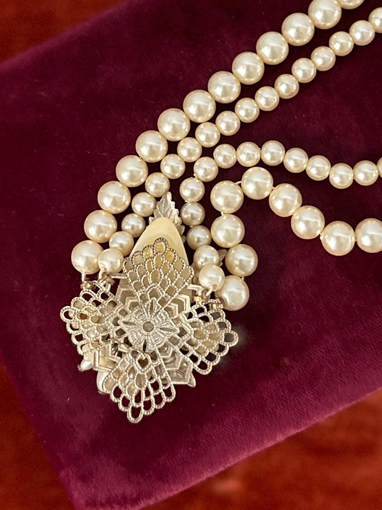 Vintage 1950s Double Strand Faux Pearl Collar Choker Necklace Filigree Leaf Pendant Adjustable 16.5”