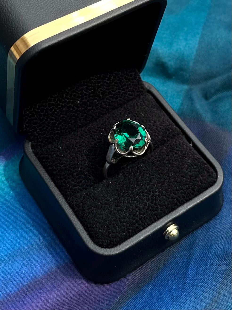 Vintage Signed SARAH COVENTRY Sterling Silver Faceted Emerald Green Glass Adjustable Cocktail Ring US Size 5 1/2
