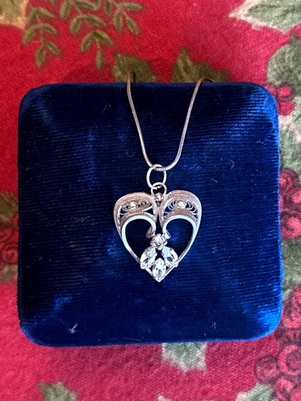 Vintage Midcentury Signed AmLee Sterling Silver Filigree & Clear Rhinestone Heart Pendant Necklace 18.1”