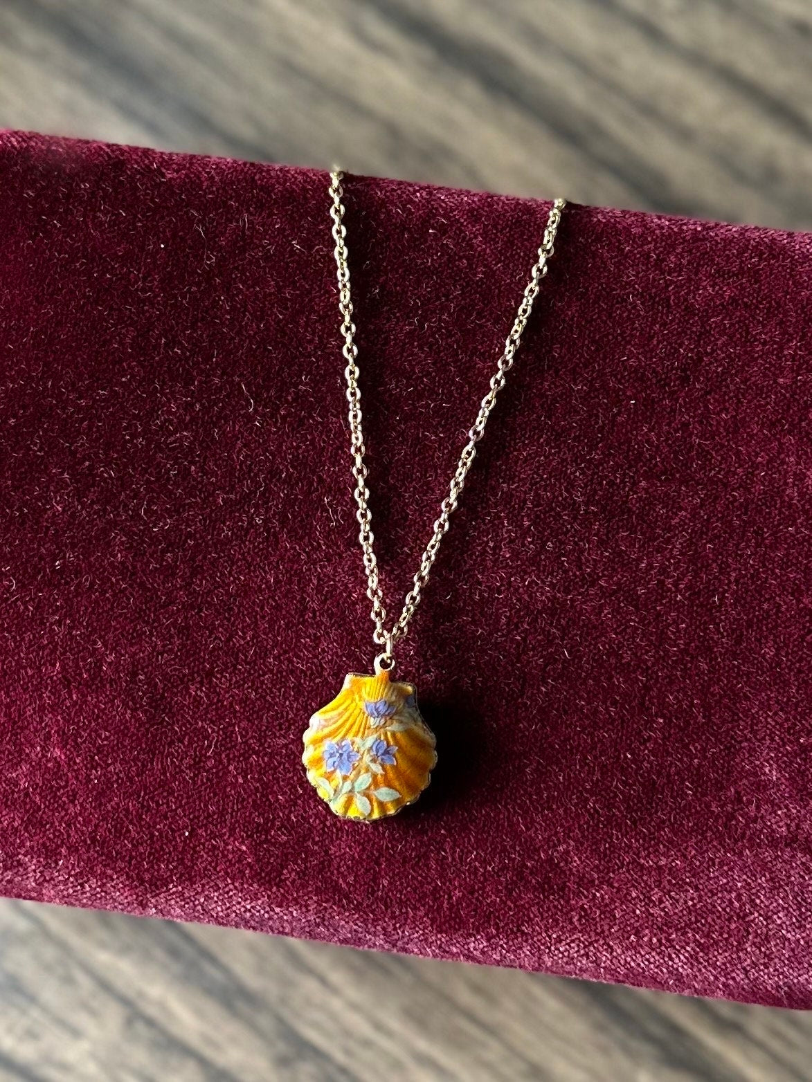 Vintage Gold Tone & Purple Floral Enamel Orange Clamshell Pendant Necklace 15.75”