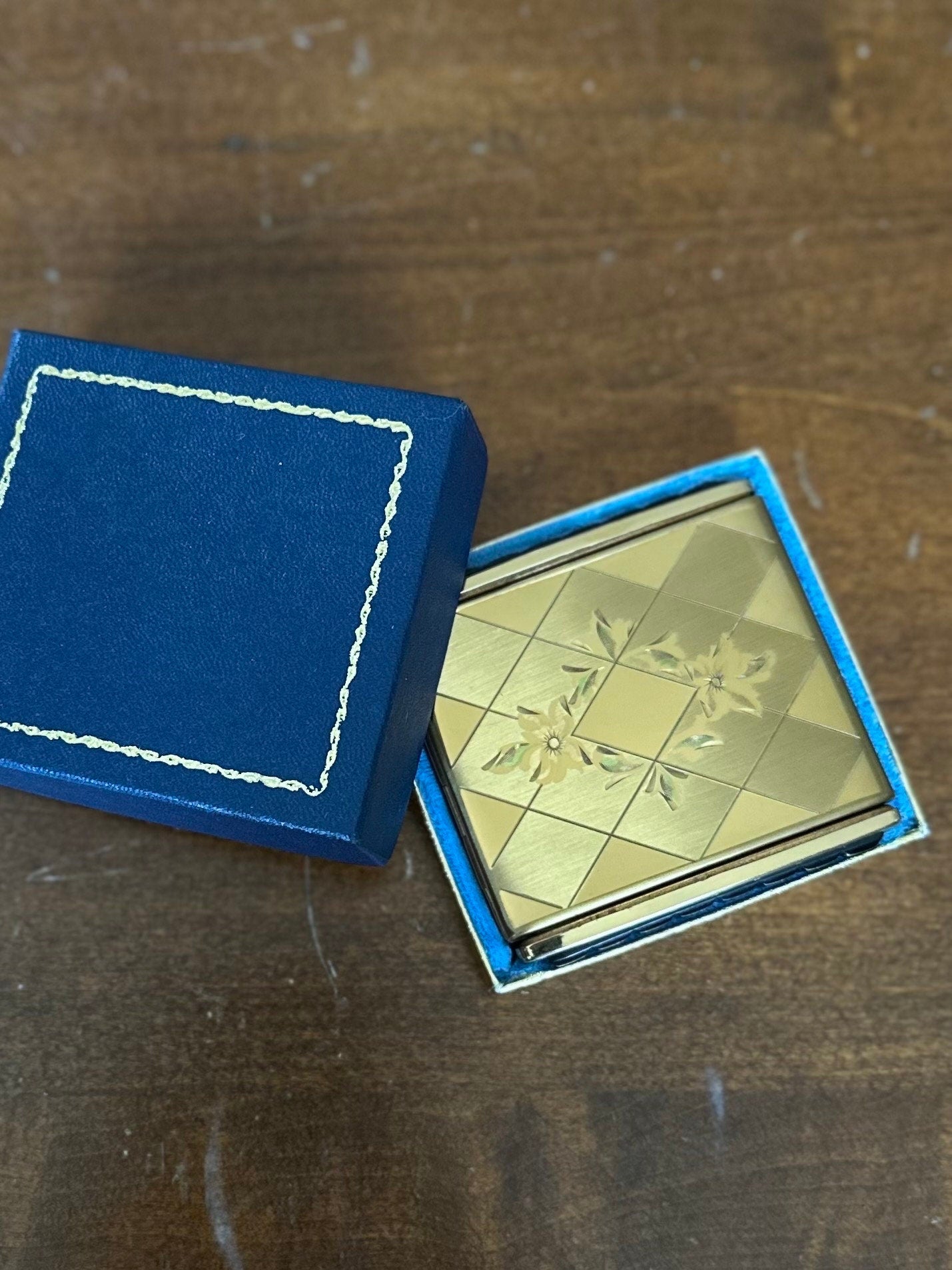 Vintage 1940s Marathon Klix Gold Tone Diamond Design Powder Mirror Compact w/ Box