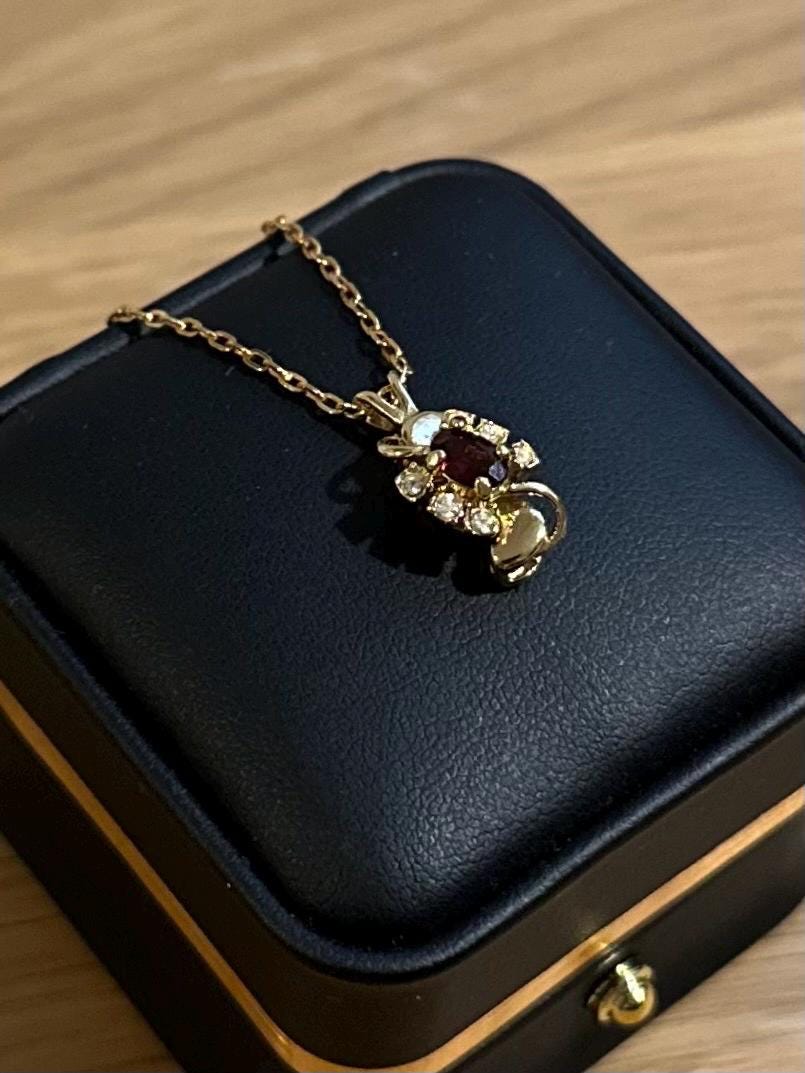 Vintage 1980s Gold Tone Faux Garnet & Rhinestone Swirl Pendant Necklace 15.75”