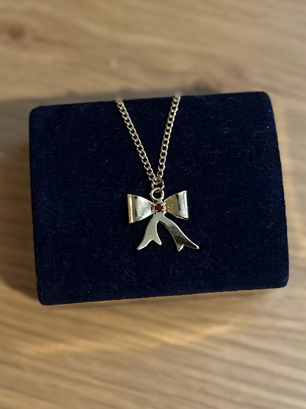 Vintage Gold Tone Bow Pendant Necklace Ruby Red Rhinestone 17.75”