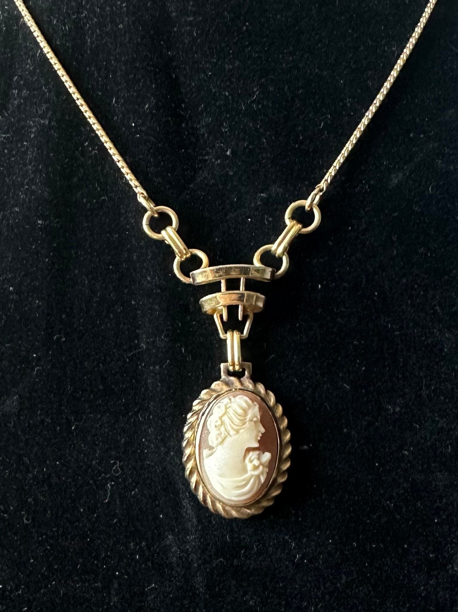 Vintage 1950s Signed CC Curtis Creations Curtman Co. 1/20 12k GF Gold Filled Pink Resin Cameo Pendant Necklace 15.5”