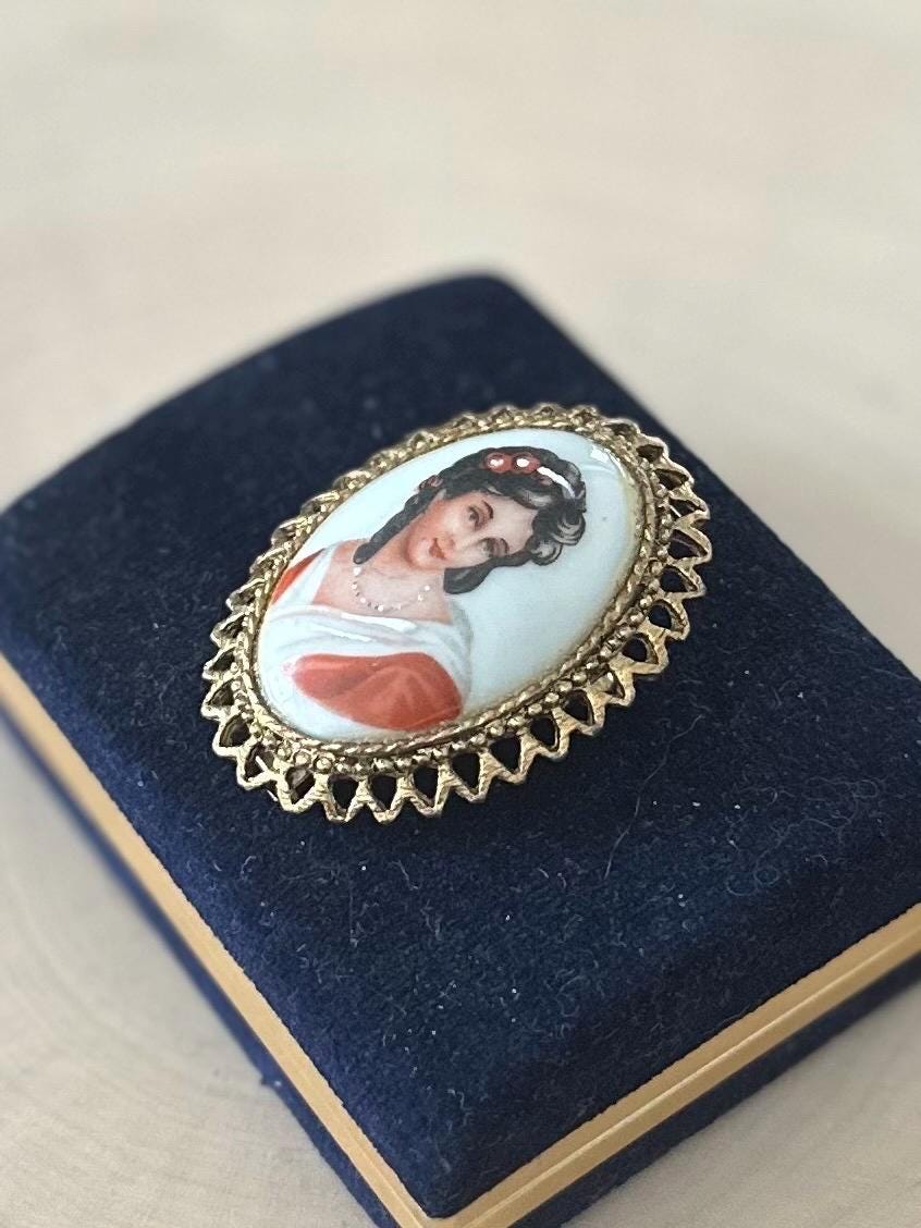 Vintage Signed LIMOGES FRANCE Painted Porcelain Portrait of a Lady Oval Gold Tone Brooch