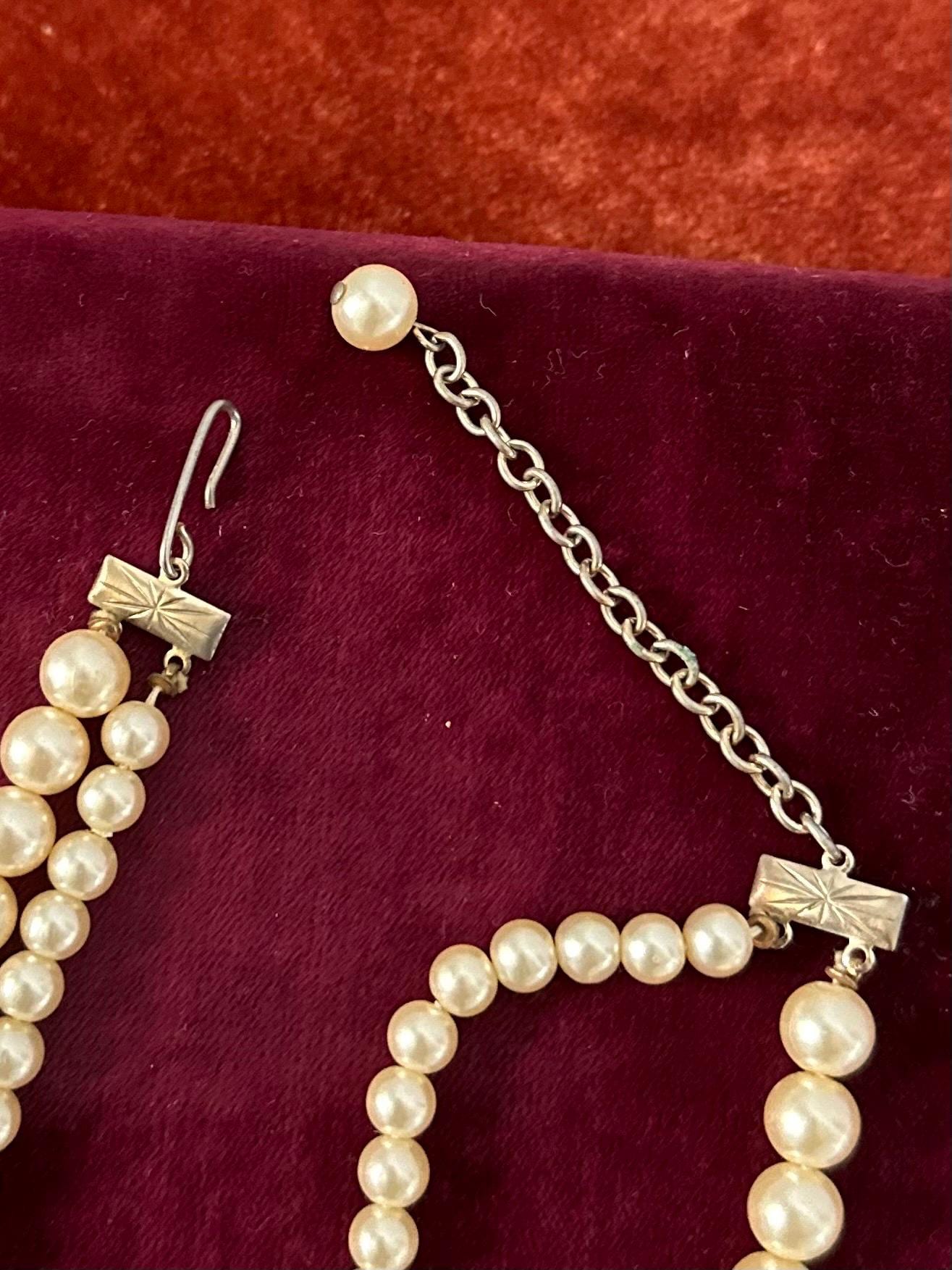 Vintage 1950s Double Strand Faux Pearl Collar Choker Necklace Filigree Leaf Pendant Adjustable 16.5”