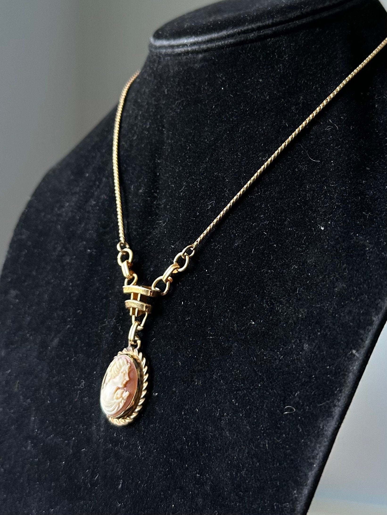 Vintage 1950s Signed CC Curtis Creations Curtman Co. 1/20 12k GF Gold Filled Pink Resin Cameo Pendant Necklace 15.5”