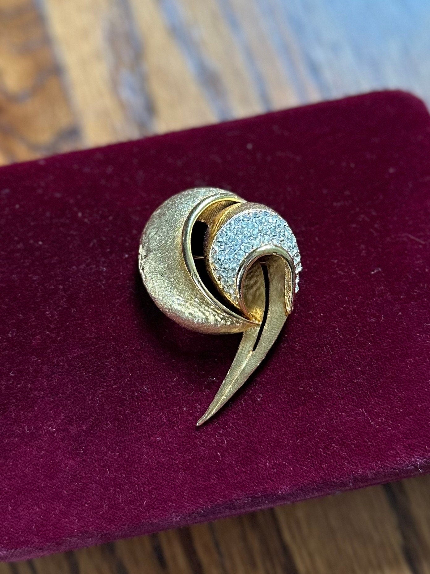 Vintage 1940s 1950s Signed BSK Pave Rhinestone Brushed Gold Tone Shell Swirl Brooch Pin