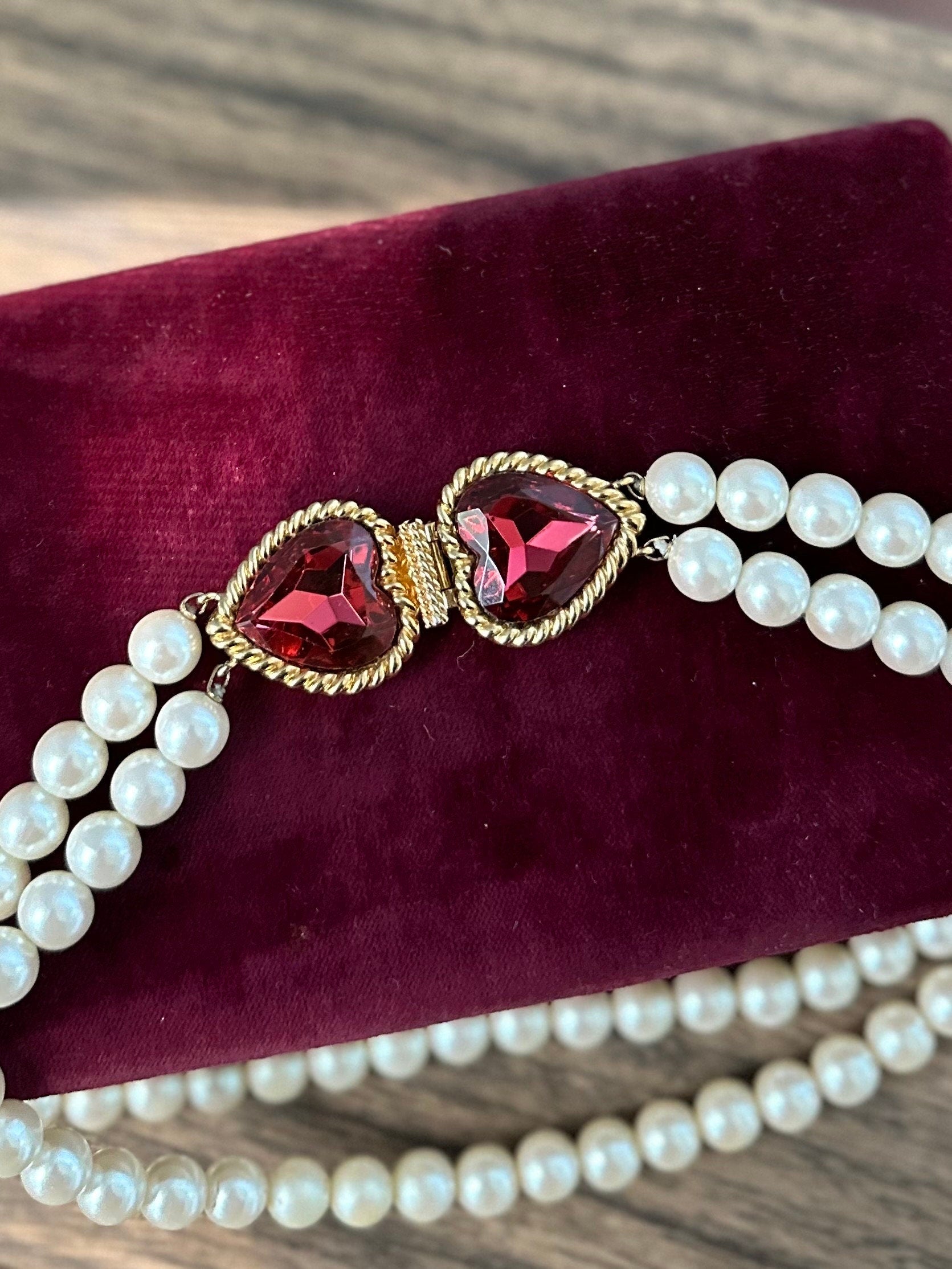 Vintage Signed Hutton Wilkinson Gold Tone & Red Pink Heart Stone Two Strand Faux Pearl Necklace 17.75”