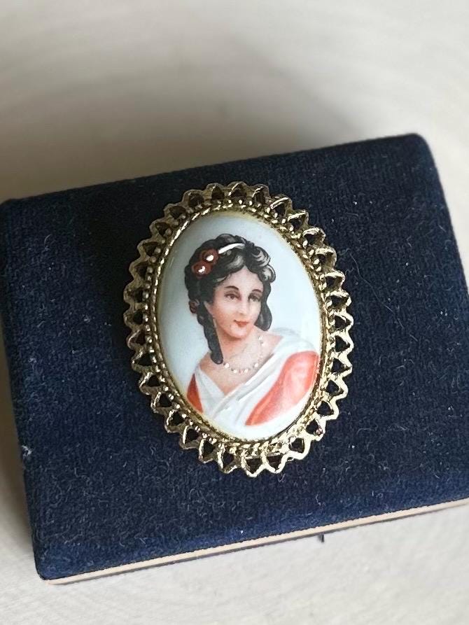 Vintage Signed LIMOGES FRANCE Painted Porcelain Portrait of a Lady Oval Gold Tone Brooch
