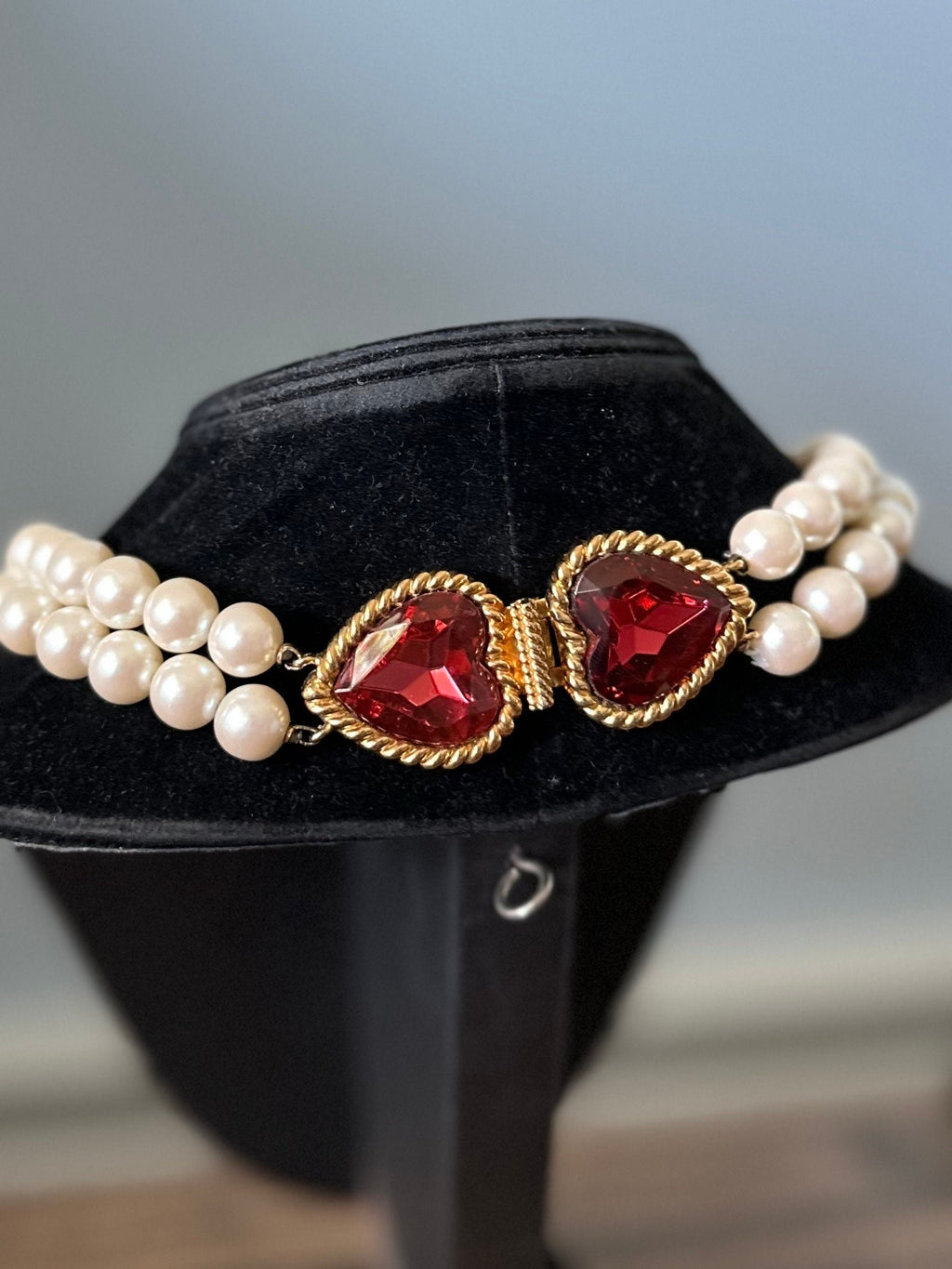 Vintage Signed Hutton Wilkinson Gold Tone & Red Pink Heart Stone Two Strand Faux Pearl Necklace 17.75”