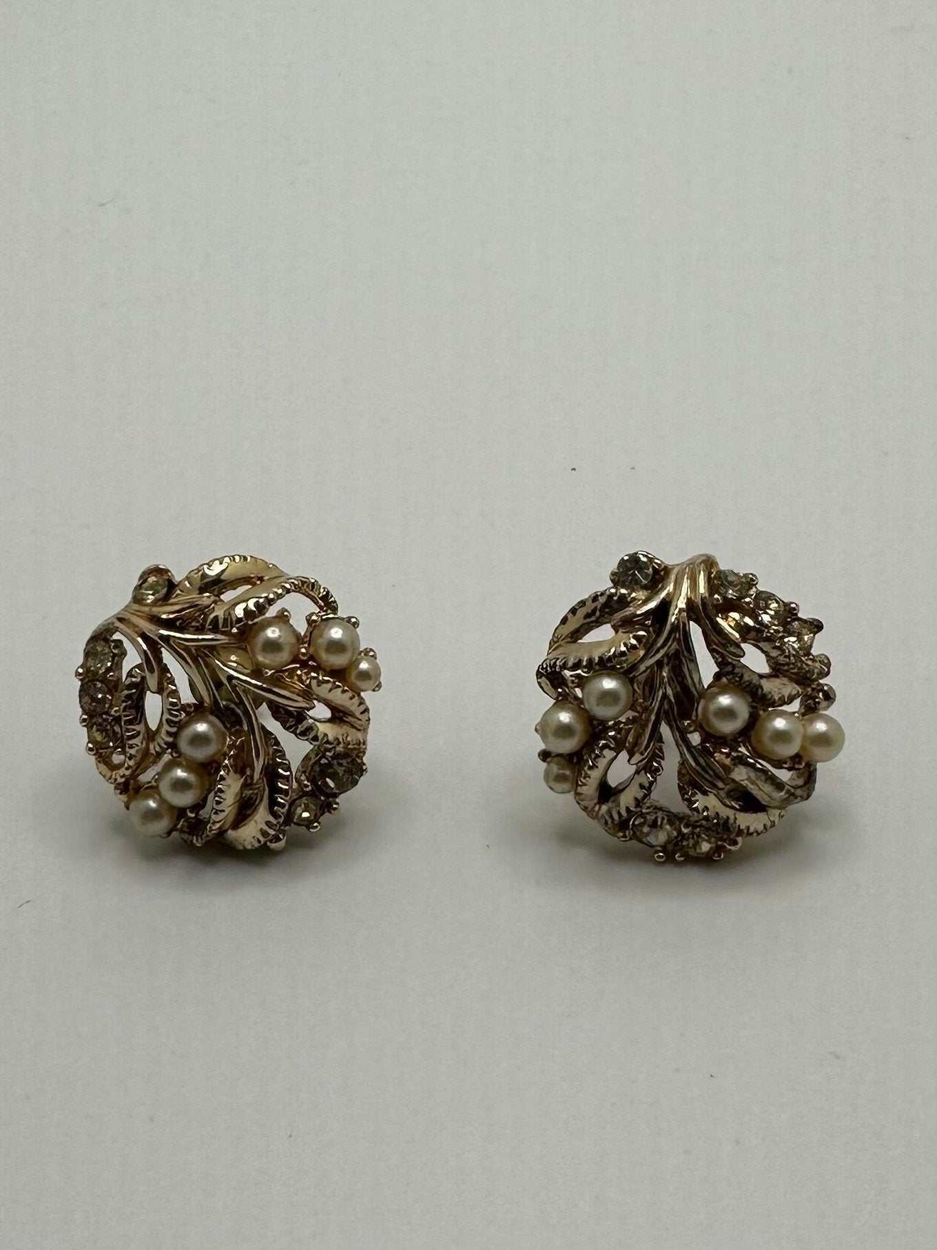 Sophisticated Vintage Faux Pearl, Rhinestone Gold Tone Screw-back Earrings
