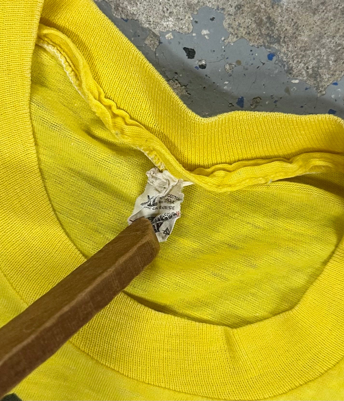 1980s No Bar Too Far Funny Drinking Single Stitch Tee