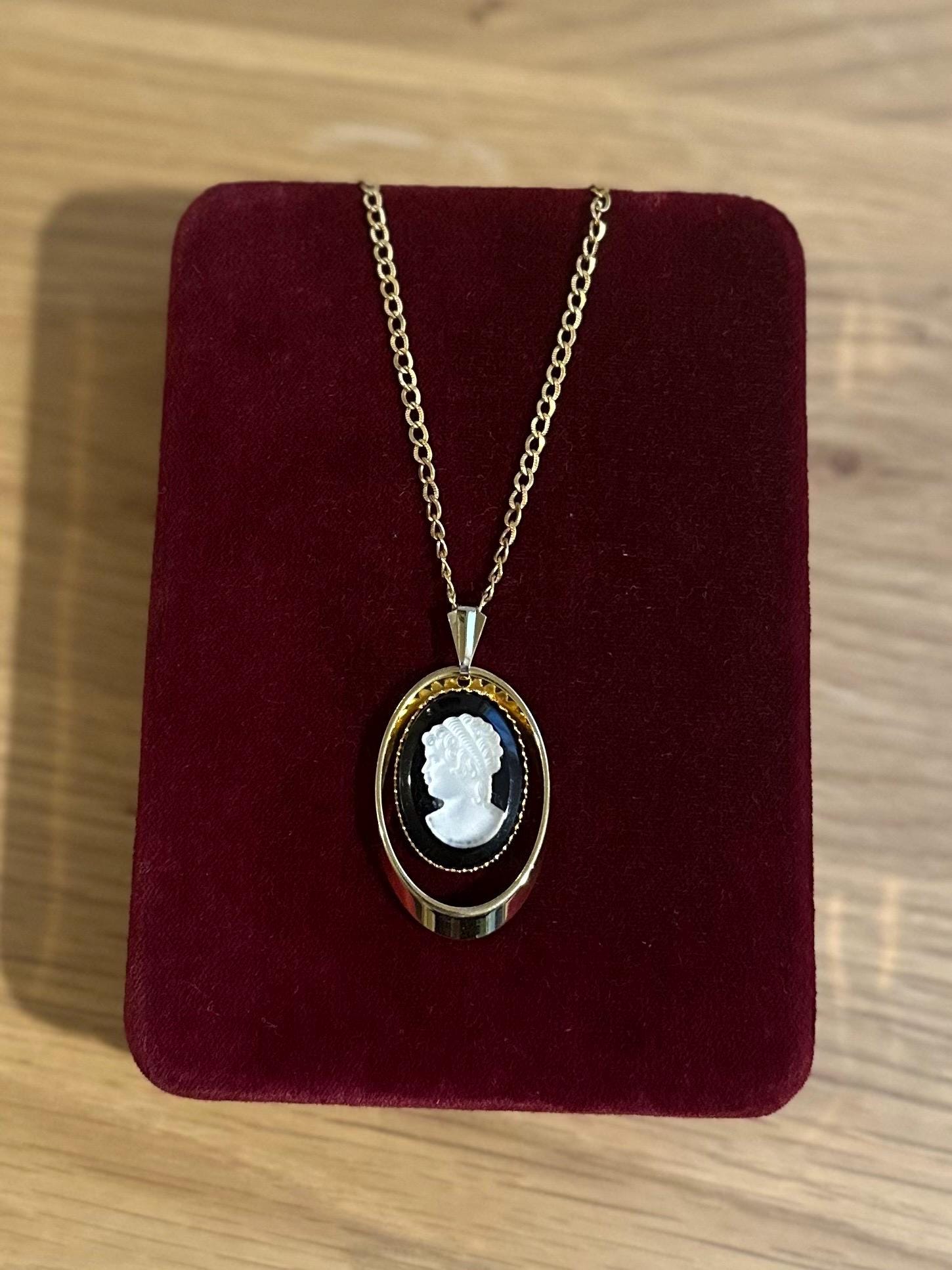 Vintage Gold Tone Black & Translucent White Oval Cameo Pendant Necklace Long 23.75”