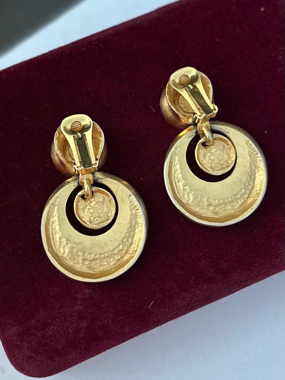 Vintage 1980s Signed CLARA STUDIO INC Brushed Gold Tone Door Knocker Circle Dangle Clip-On Earrings