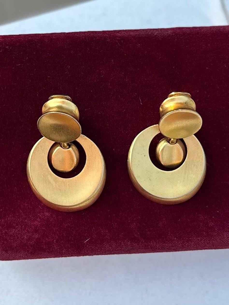 Vintage 1980s Signed CLARA STUDIO INC Brushed Gold Tone Door Knocker Circle Dangle Clip-On Earrings