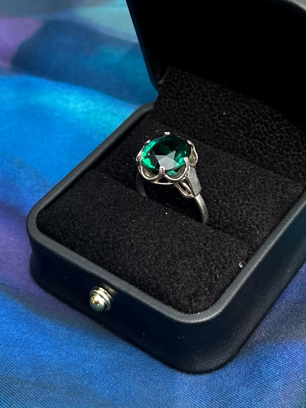 Vintage Signed SARAH COVENTRY Sterling Silver Faceted Emerald Green Glass Adjustable Cocktail Ring US Size 5 1/2
