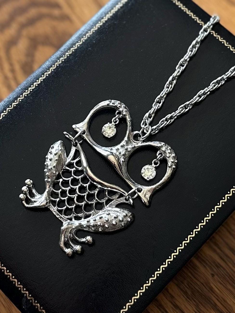 Vintage 1970s Midcentury Silver Tone Articulated Frog Rhinestone Eyes Pendant Necklace Statement 24.75"